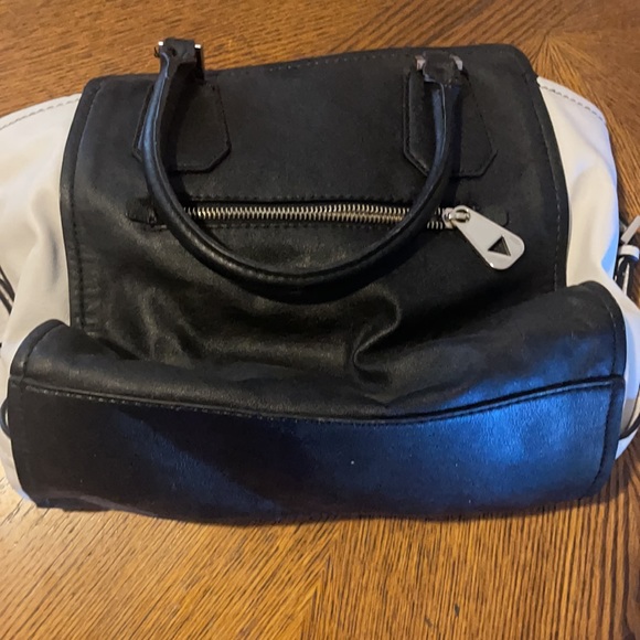 Guess purse. - Picture 2 of 3